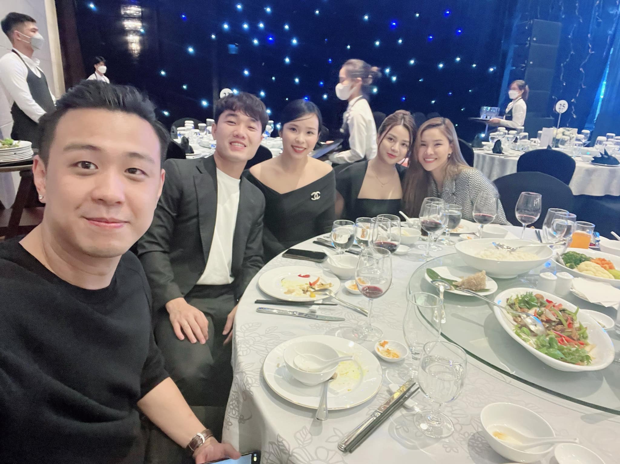 Điểm tên dàn khách mời nổi tiếng dự đám cưới Đức Chinh: Vợ Công Phượng cũng góp mặt-4