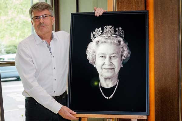 Bức chân dung chưa từng thấy của Nữ hoàng Anh được công bố với báu vật đặc biệt 200 năm tuổi, hiếm có khó tìm-1