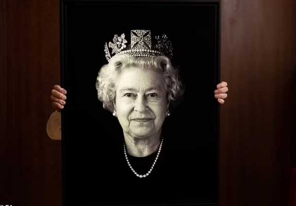 Bức chân dung chưa từng thấy của Nữ hoàng Anh được công bố với báu vật đặc biệt 200 năm tuổi, hiếm có khó tìm-2