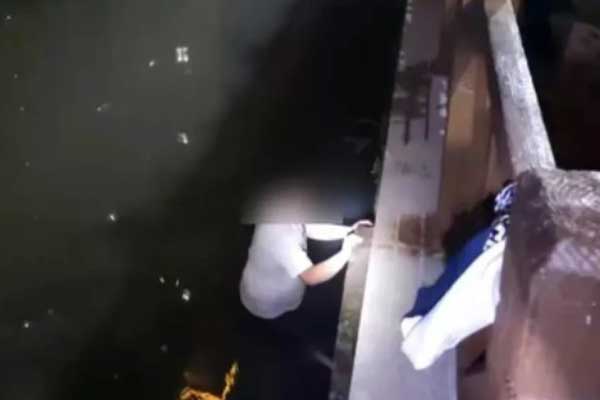 Có dòng sông đỏ ngầu như máu cuồn cuộn chảy len lỏi qua cánh đồng cỏ xanh, mang tên gọi như một địa danh của Việt Nam-7