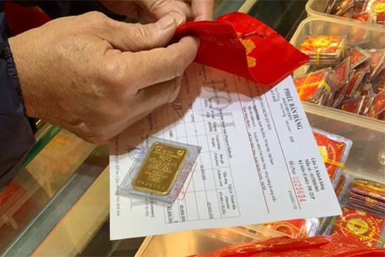 Giá vàng hôm nay giảm mạnh, mất mốc 70 triệu đồng/lượng