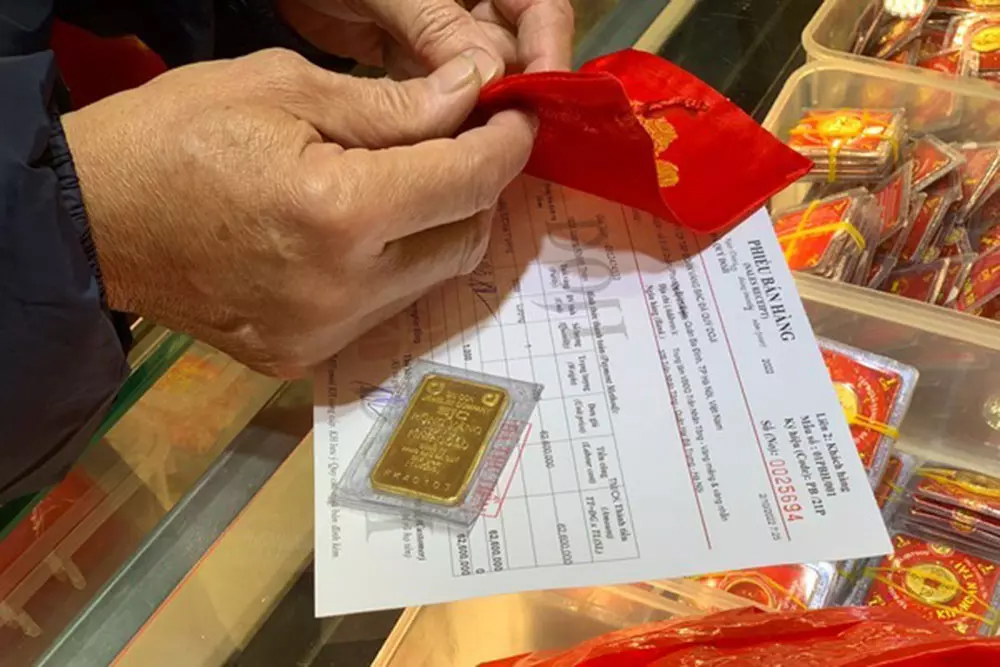 Giá vàng hôm nay giảm mạnh, mất mốc 70 triệu đồng/lượng-1