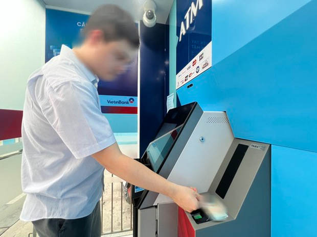 Rút tiền tại ATM bằng căn cước công dân: Mất tiền ai chịu trách nhiệm?-1