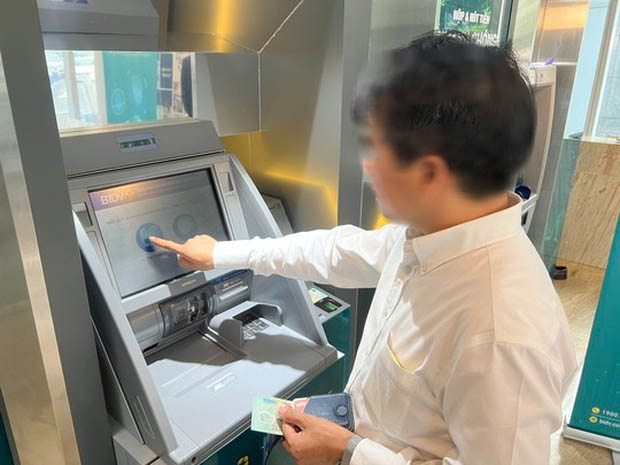 Rút tiền tại ATM bằng căn cước công dân: Mất tiền ai chịu trách nhiệm?-2