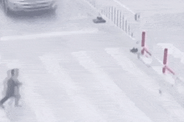 Clip: Mẹ mải dùng điện thoại, con trai bị ô tô húc bay khi qua đường