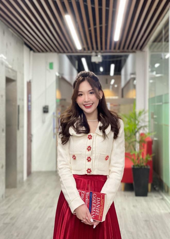 Nhan sắc đời thường chẳng kém Hoa hậu của nữ MC dẫn Lễ thượng cờ SEA Games 31-13