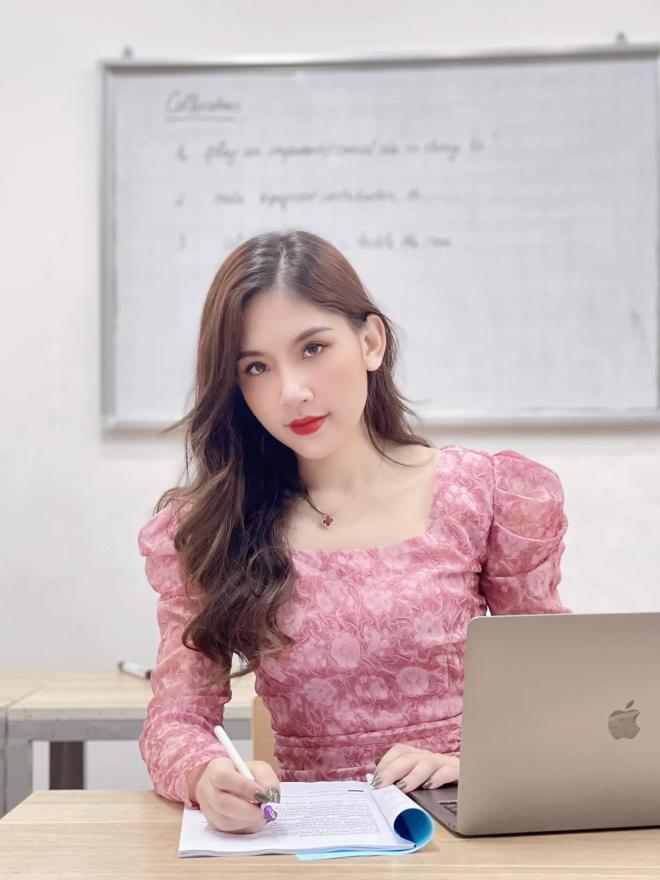 Nhan sắc đời thường chẳng kém Hoa hậu của nữ MC dẫn Lễ thượng cờ SEA Games 31-6