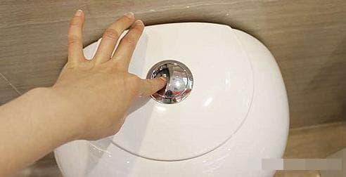 Sự khác biệt giữa nút lớn và nhỏ trên bồn cầu là gì? Hóa ra nhiều người bao năm đã ấn nhầm-3