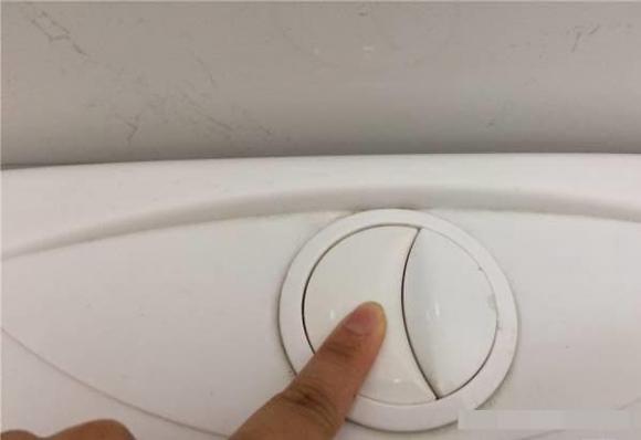 Sự khác biệt giữa nút lớn và nhỏ trên bồn cầu là gì? Hóa ra nhiều người bao năm đã ấn nhầm-4