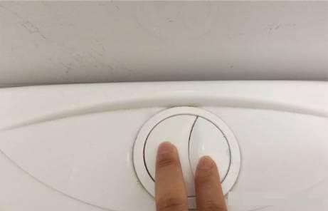 Sự khác biệt giữa nút lớn và nhỏ trên bồn cầu là gì? Hóa ra nhiều người bao năm đã ấn nhầm-5