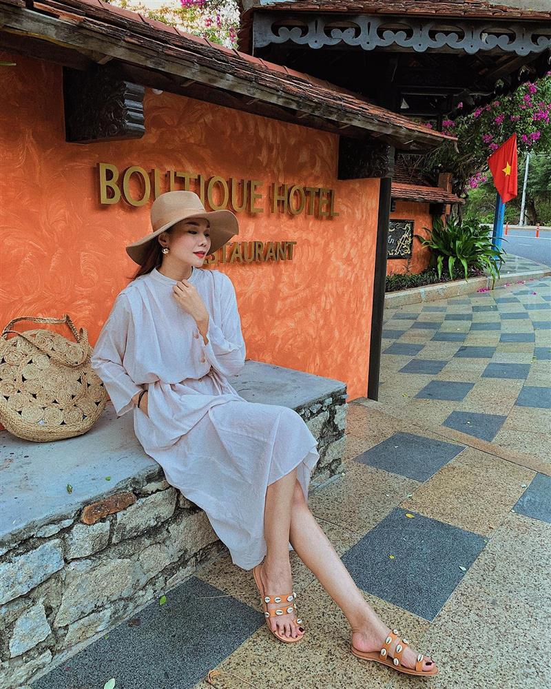 Vbiz có 3 cao thủ diện sandal rất trẻ trung và thanh lịch, hợp phong cách nàng 30+-12