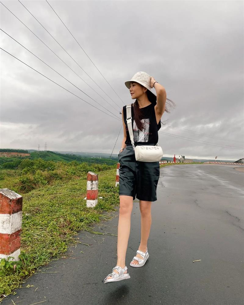 Vbiz có 3 cao thủ diện sandal rất trẻ trung và thanh lịch, hợp phong cách nàng 30+-15