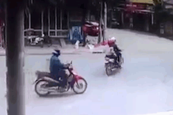 Đánh lái gấp để tránh va chạm, xe container khiến ô tô con bẹp rúm-1