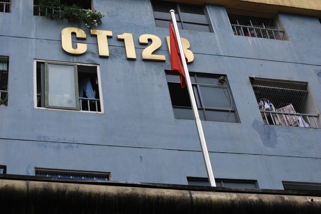 Hà Nội: Bé trai bị vật thể lạ rơi trúng đầu khi đi bộ dưới sân chung cư, công an vào cuộc điều tra-2