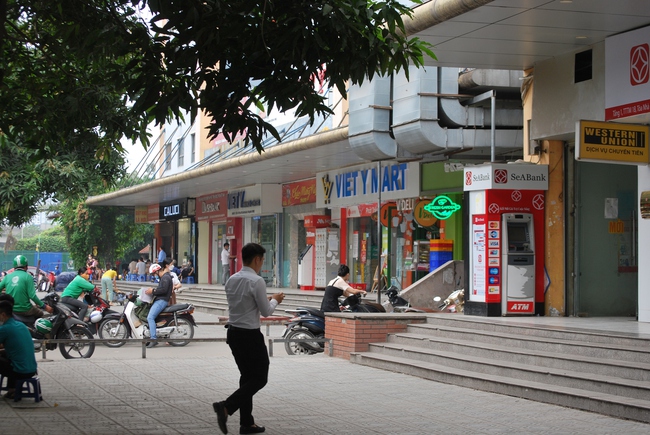 Hà Nội: Bé trai bị vật thể lạ rơi trúng đầu khi đi bộ dưới sân chung cư, công an vào cuộc điều tra-4