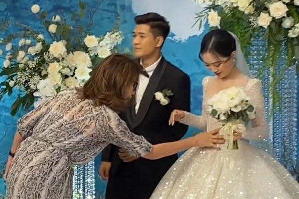Thực hư chuyện Trang Trần check bụng vợ Hà Đức Chinh trong lễ cưới?-6