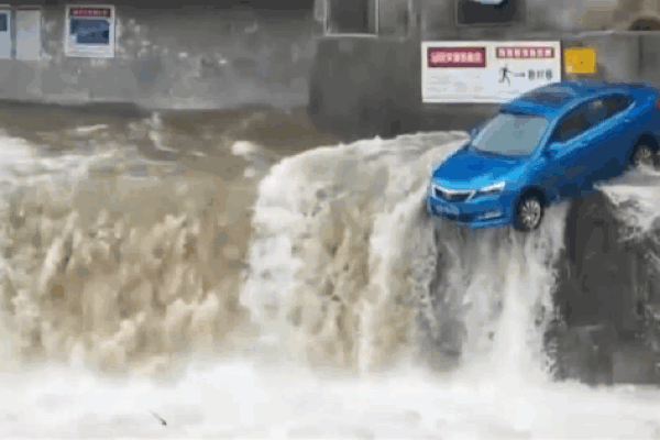 Khoảnh khắc ô tô bị cuốn trôi vào thành cầu khi mưa lớn biến phố thành sông