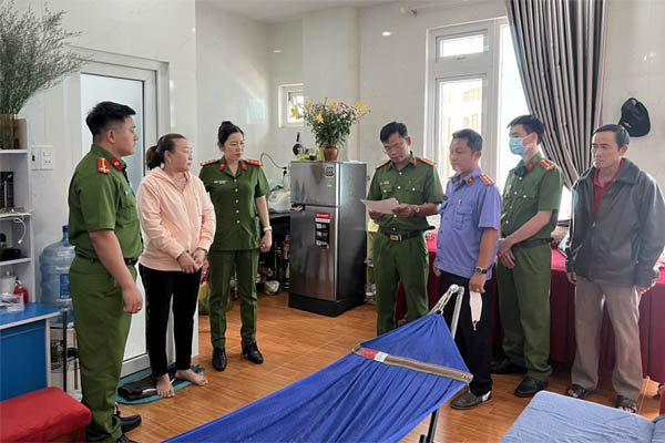 Nhà 5 tầng ở Hà Nội cháy đỏ rực, cột khói bốc cao hàng chục mét-3