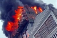 Hà Nội: Lửa bốc cháy ngùn ngụt ở tầng tum ngôi nhà 4 tầng lúc sáng sớm