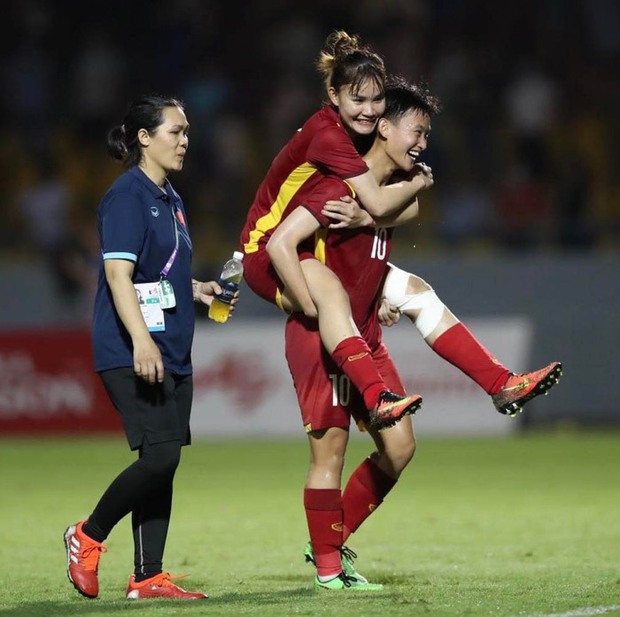 Những khoảnh khắc xúc động phía sau tinh thần thi đấu quật cường của đội tuyển nữ Việt Nam-1