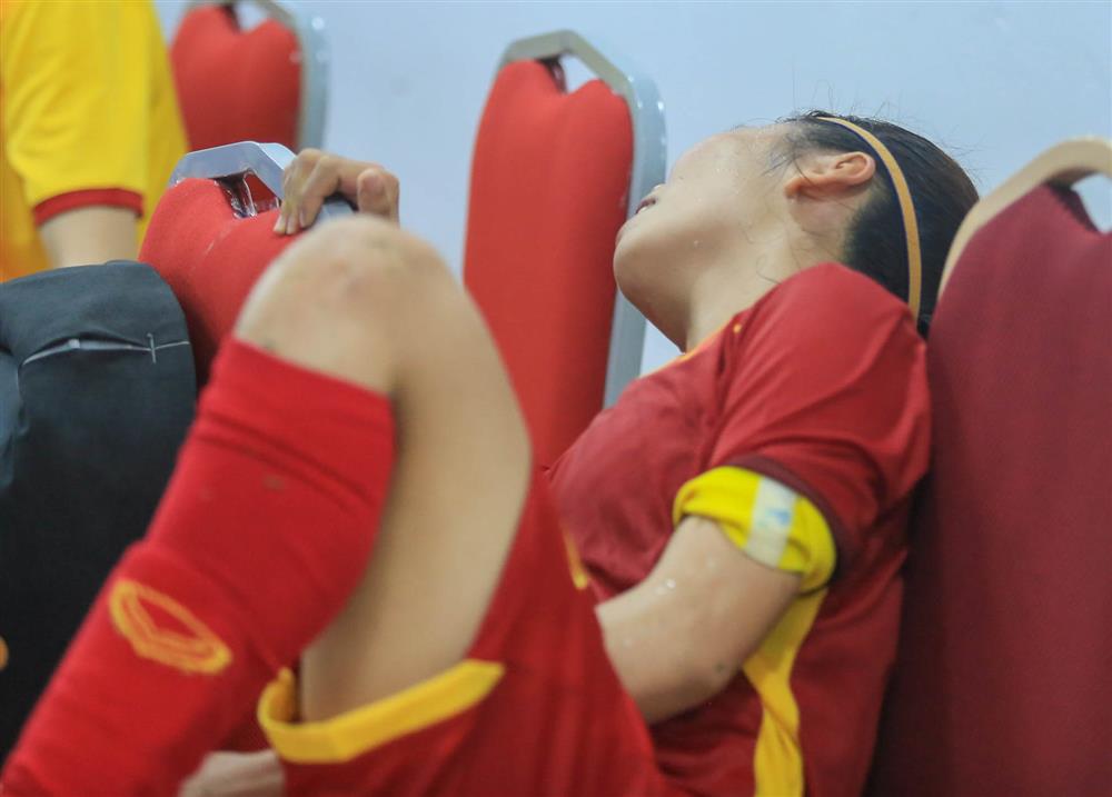 Những khoảnh khắc xúc động phía sau tinh thần thi đấu quật cường của đội tuyển nữ Việt Nam-4