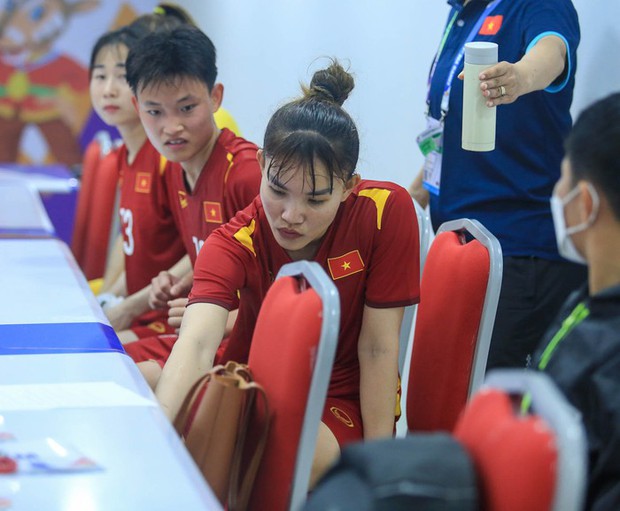 Những khoảnh khắc xúc động phía sau tinh thần thi đấu quật cường của đội tuyển nữ Việt Nam-5
