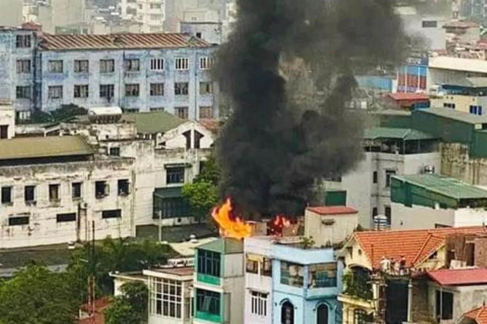 Nhà 5 tầng ở Hà Nội cháy đỏ rực, cột khói bốc cao hàng chục mét-1