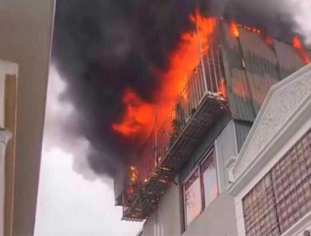 Nhà 5 tầng ở Hà Nội cháy đỏ rực, cột khói bốc cao hàng chục mét-2