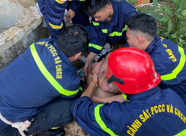 Thanh Hoá: Cứu sống người đàn ông nghi mắc kẹt nhiều ngày dưới giếng-3