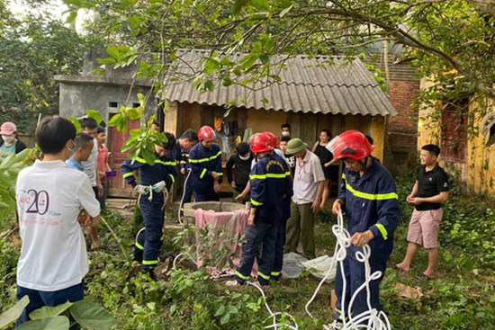 Thanh Hoá: Cứu sống người đàn ông nghi mắc kẹt nhiều ngày dưới giếng