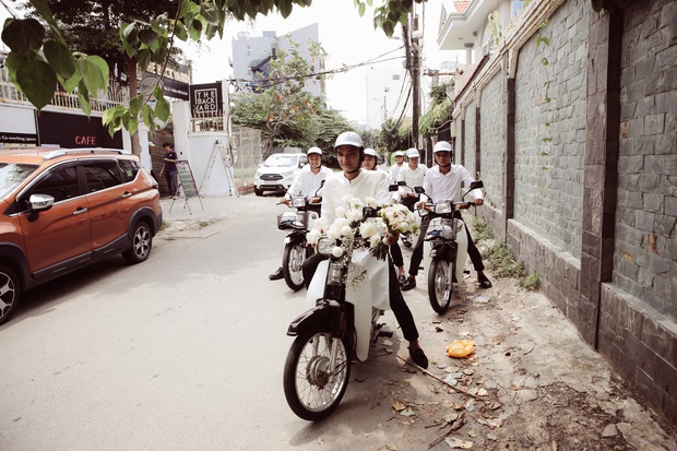 Lễ đính hôn Mạc Văn Khoa: Chú rể đón vợ bằng dàn xe dream huyền thoại, cô dâu lộ diện xinh xắn giữa không gian đầy hoa tươi!-17