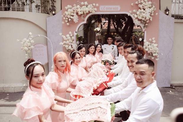 Lễ đính hôn Mạc Văn Khoa: Chú rể đón vợ bằng dàn xe dream huyền thoại, cô dâu lộ diện xinh xắn giữa không gian đầy hoa tươi!-26