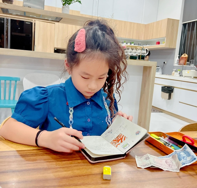 Ông bố đại gia của showbiz Việt mượn con gái 20 ngàn đồng, hành động sau đó của bé nhận mưa lời khen: Dạy con sao mà khéo thế!-2