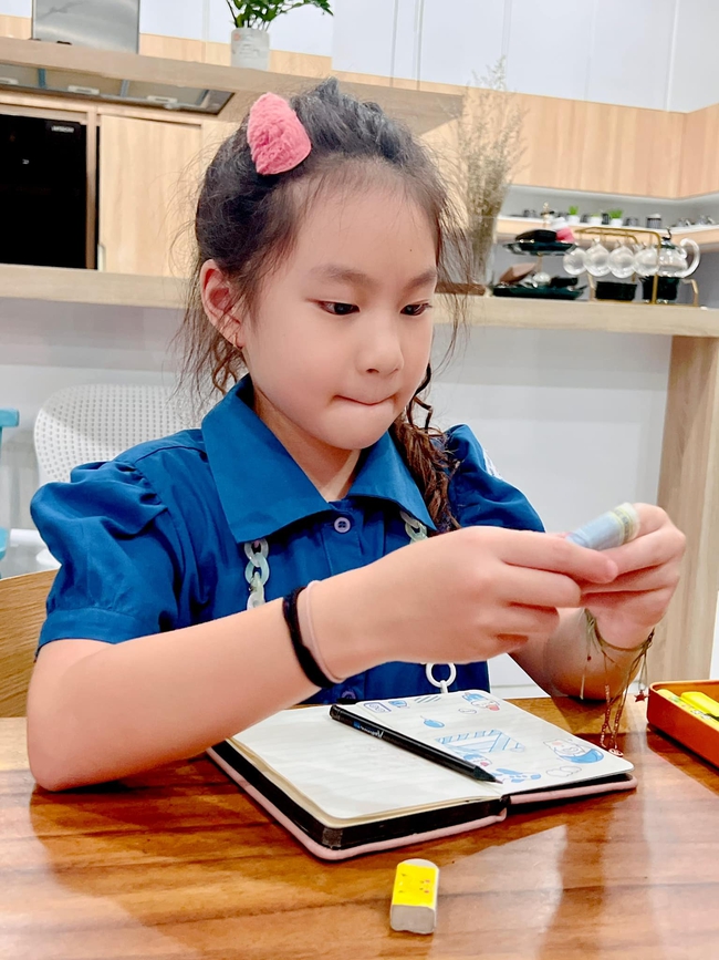 Ông bố đại gia của showbiz Việt mượn con gái 20 ngàn đồng, hành động sau đó của bé nhận mưa lời khen: Dạy con sao mà khéo thế!-4