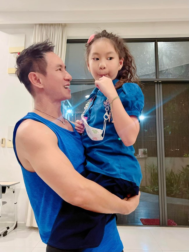 Ông bố đại gia của showbiz Việt mượn con gái 20 ngàn đồng, hành động sau đó của bé nhận mưa lời khen: Dạy con sao mà khéo thế!-5