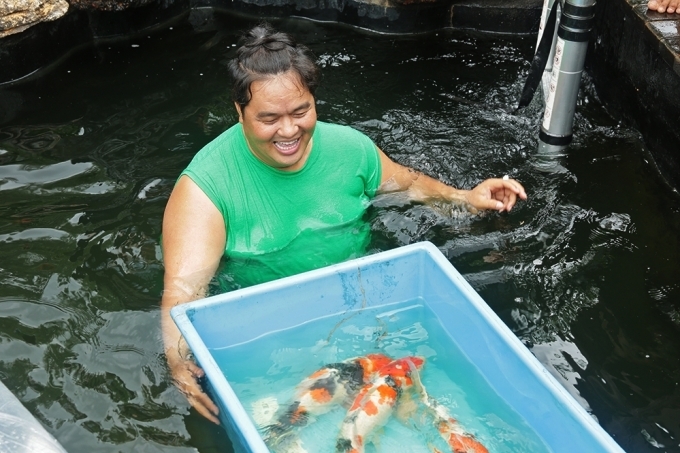 Đâu phải chỉ có mỗi doanh nhân Thắng Ngô sở hữu đàn cá Koi tiền tỷ, nhiều sao Việt gây choáng váng vì đầu tư lớn cho đàn cá Koi trong biệt thự-4