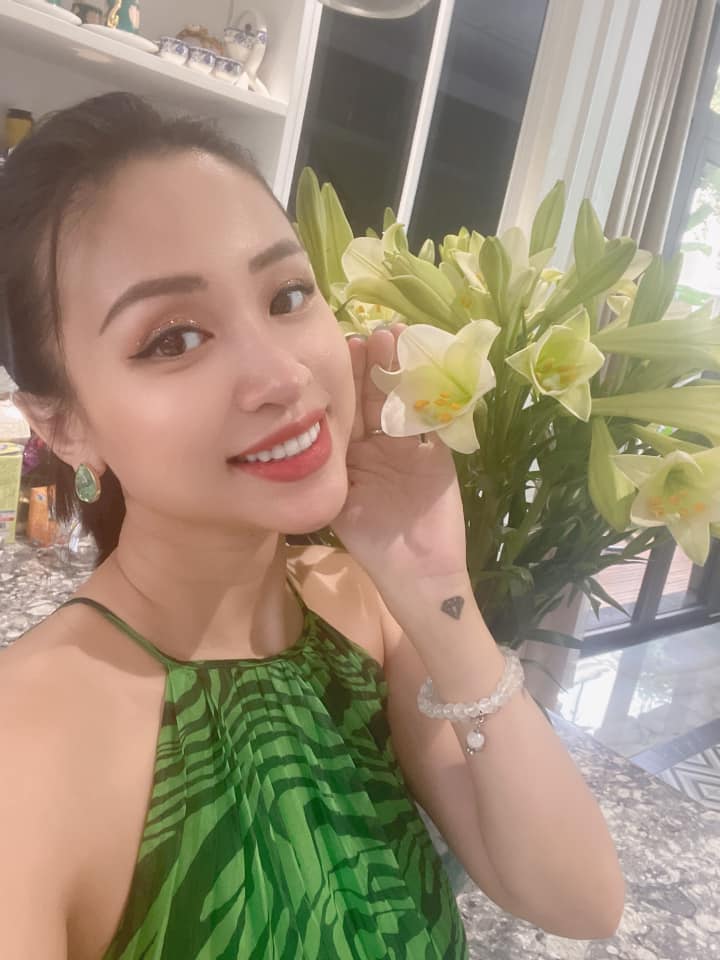 Đâu phải chỉ có mỗi doanh nhân Thắng Ngô sở hữu đàn cá Koi tiền tỷ, nhiều sao Việt gây choáng váng vì đầu tư lớn cho đàn cá Koi trong biệt thự-13