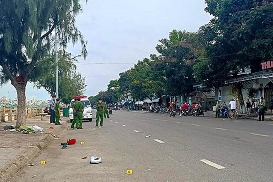 Clip: Sau mâu thuẫn, tài xế xe Mercedes truy đuổi và tông chết người ở Bình Thuận