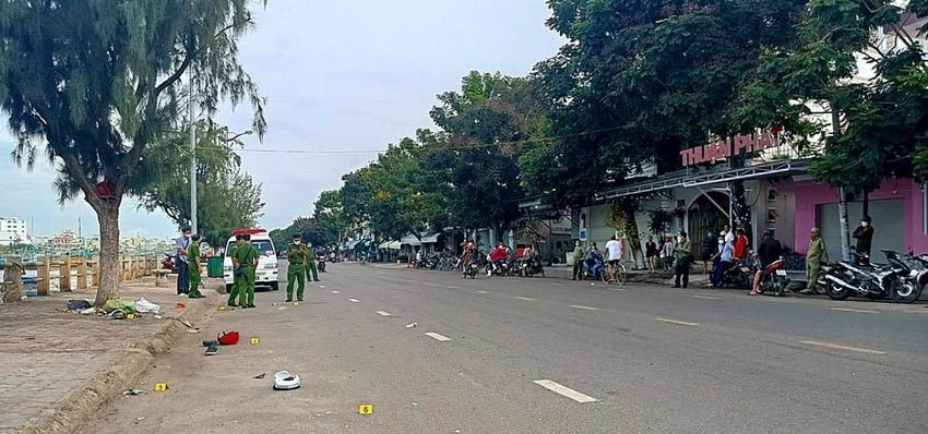 Clip: Sau mâu thuẫn, tài xế xe Mercedes truy đuổi và tông chết người ở Bình Thuận-1