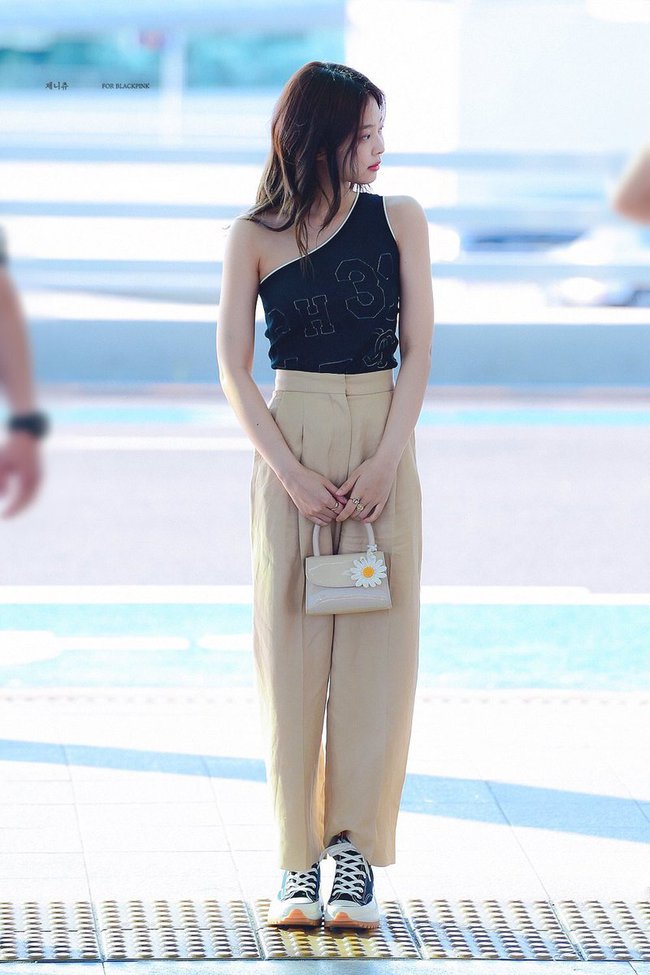 Cao thủ diện đồ hở vai chính là Jennie với 10 cách mặc gợi cảm mà vẫn duyên dáng-1