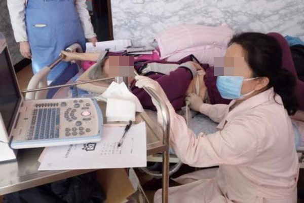 Người phụ nữ 56 tuổi qua đời trên bàn phẫu thuật cấp cứu vì ung thư cổ tử cung, bác sĩ cảnh báo nên ăn ít 2 loại thực phẩm sau-1