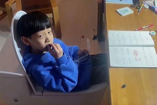 Con trai cứ làm bài tập là đòi đi vệ sinh, bố nghĩ ra 'cách trị' khiến dân mạng cười không ngớt