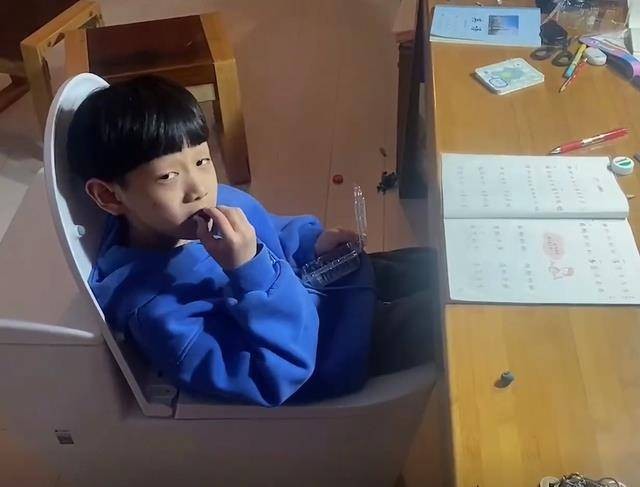 Con trai cứ làm bài tập là đòi đi vệ sinh, bố nghĩ ra cách trị khiến dân mạng cười không ngớt-2