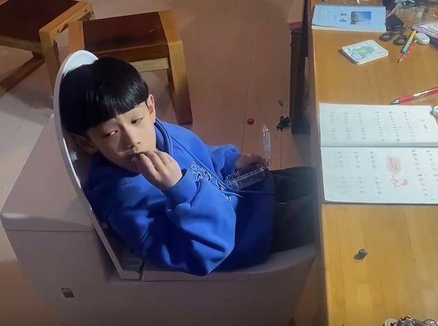 Con trai cứ làm bài tập là đòi đi vệ sinh, bố nghĩ ra cách trị khiến dân mạng cười không ngớt-5