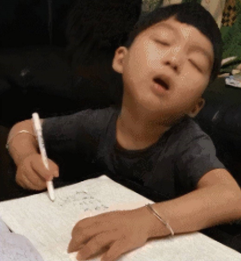 Con trai cứ làm bài tập là đòi đi vệ sinh, bố nghĩ ra cách trị khiến dân mạng cười không ngớt-1