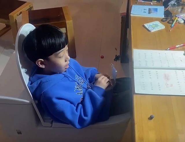Con trai cứ làm bài tập là đòi đi vệ sinh, bố nghĩ ra cách trị khiến dân mạng cười không ngớt-4