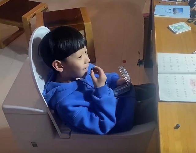 Con trai cứ làm bài tập là đòi đi vệ sinh, bố nghĩ ra cách trị khiến dân mạng cười không ngớt-3
