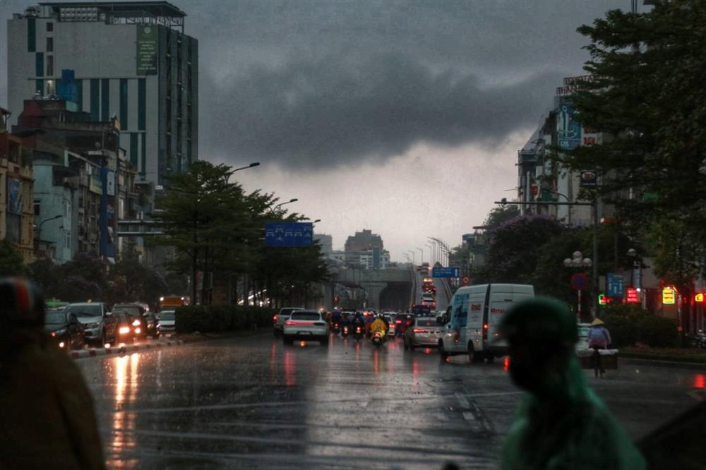 Bầu trời Hà Nội bất ngờ tối đen như mực, mưa giông kéo đến kèm sấm chớp cực mạnh khiến nhiều người sợ hãi-1