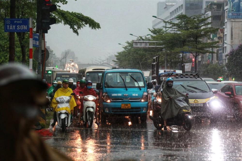 Bầu trời Hà Nội bất ngờ tối đen như mực, mưa giông kéo đến kèm sấm chớp cực mạnh khiến nhiều người sợ hãi-4