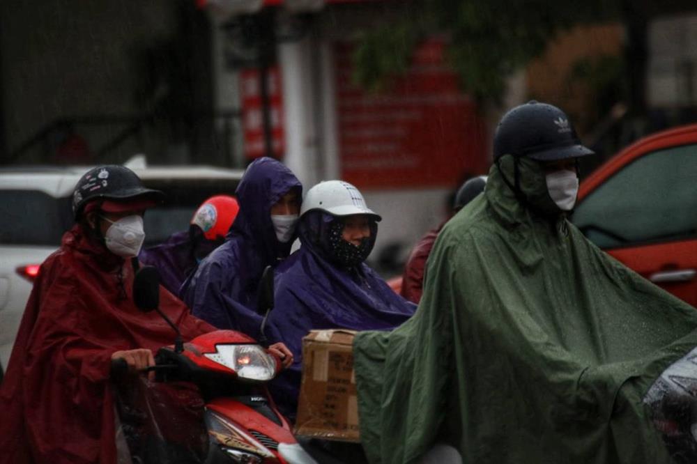 Bầu trời Hà Nội bất ngờ tối đen như mực, mưa giông kéo đến kèm sấm chớp cực mạnh khiến nhiều người sợ hãi-8